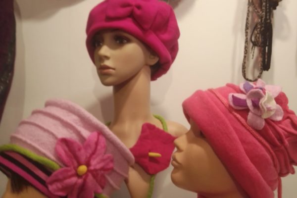 chapeau rose avec des fleurs
