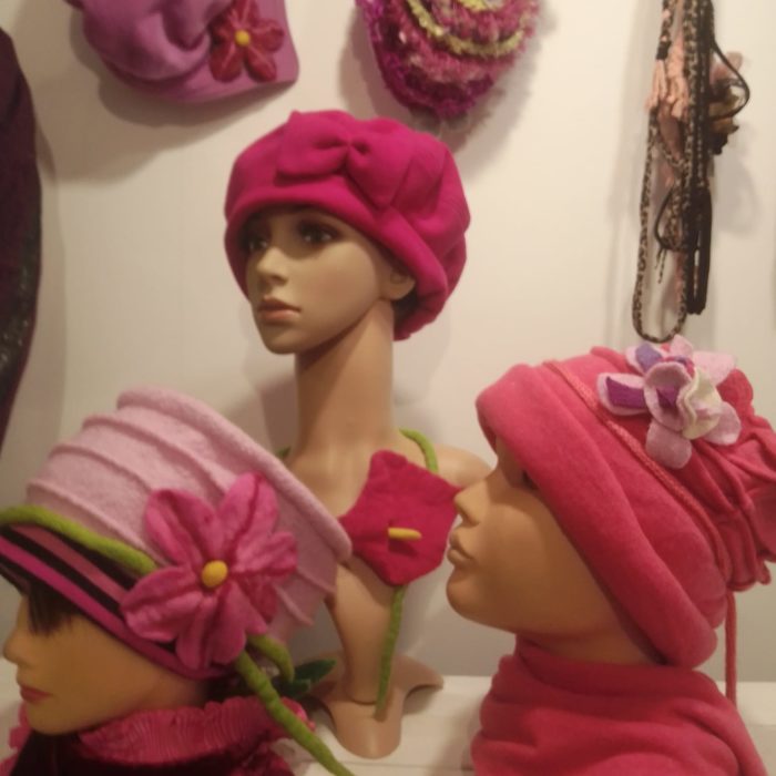 chapeau rose avec des fleurs