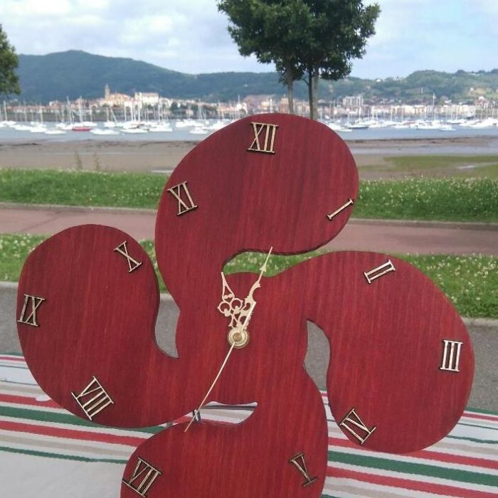 Horloge en bois en forme de croix basque rouge