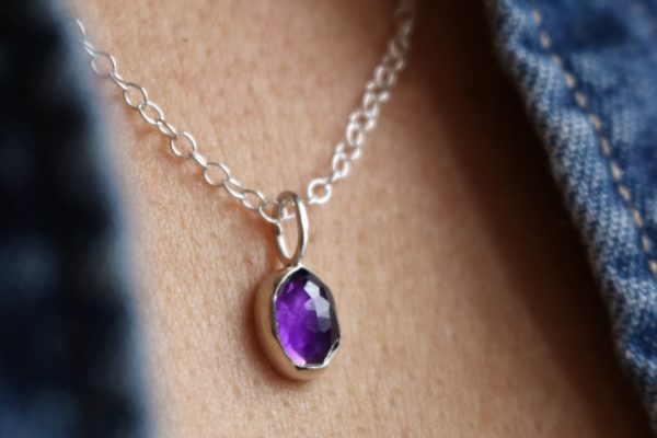 collier avec un pierre violette fait main