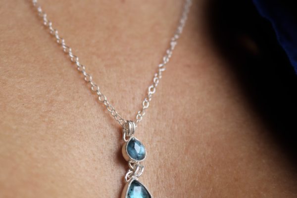 collier avec double pendentif en pierres bleues