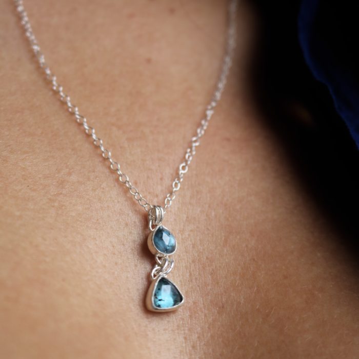 collier avec double pendentif en pierres bleues